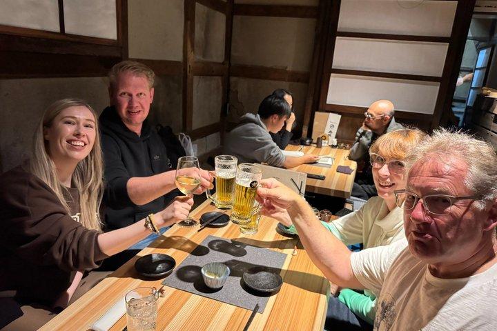 Balade nocturne à Kanazawa et visite d'Izakaya avec Guide local