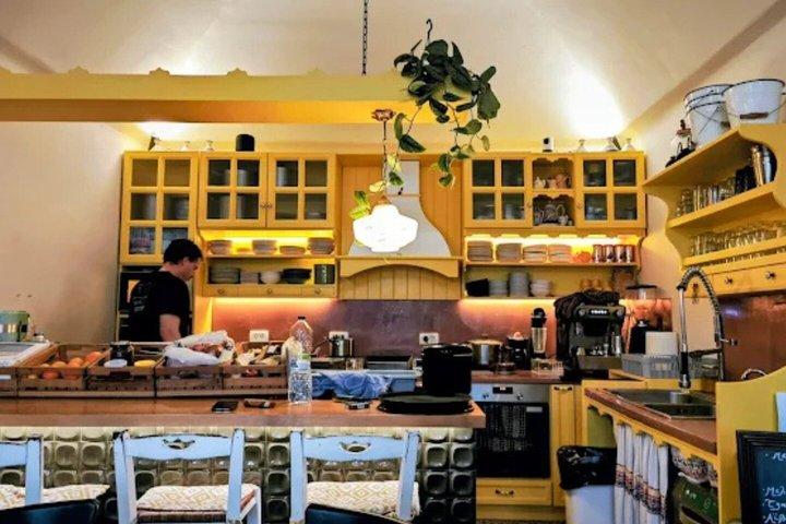 築280年の洞窟でサントリーニワインの試飲と料理ペアリング