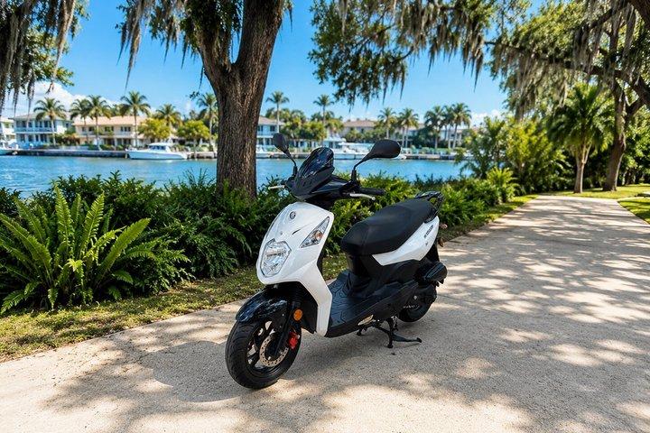 グランドケイマンのクルーズポート125ccスクーターレンタル