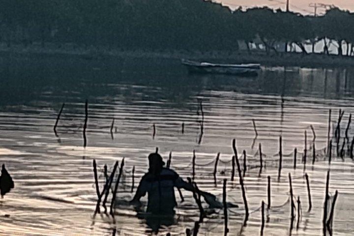 Negombo Lagoon Boat Tour with Fishing Experience and Sunset