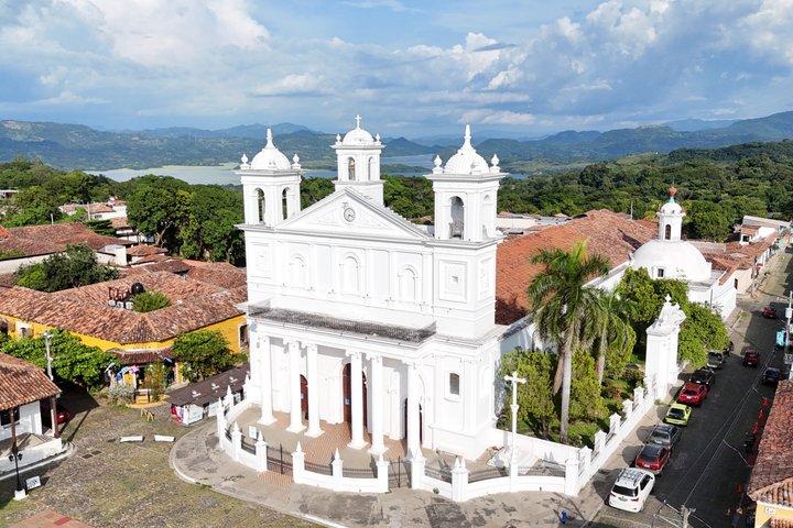 Suchitoto Town en Sunset Kayak bij Lake Ilopango