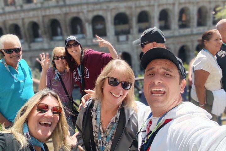 Exclusivo tour privado al Coliseo con acceso a la arena Hasta 7 personas