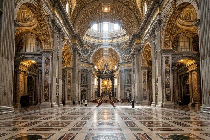 Saint Peter's Basilica Semiprivate Tour with privileged access