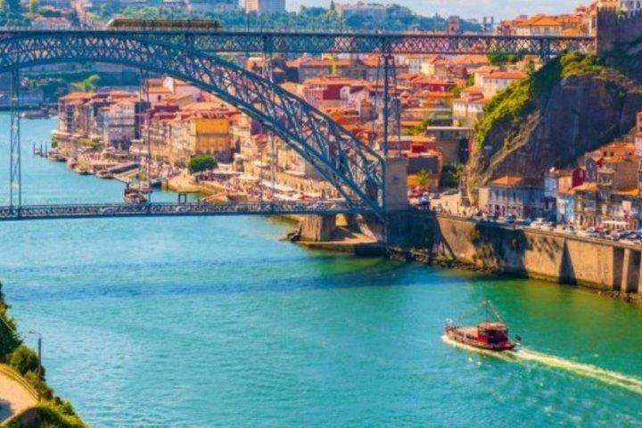 Toegangskaartje voor de Lello-boekhandel en een boottocht op de Douro-rivier.