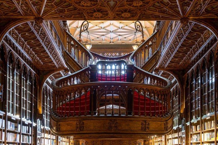 Toegangskaartje voor de Lello-boekhandel en een boottocht op de Douro-rivier.