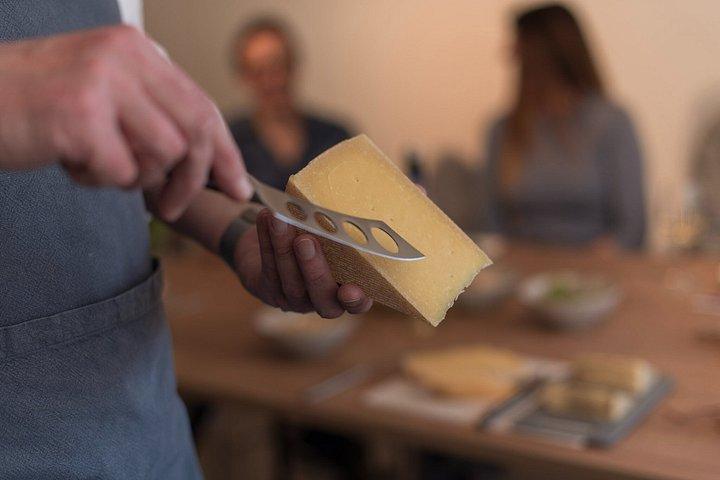 アムステルダムで小グループエキスパート主導のチーズテイスティング体験
