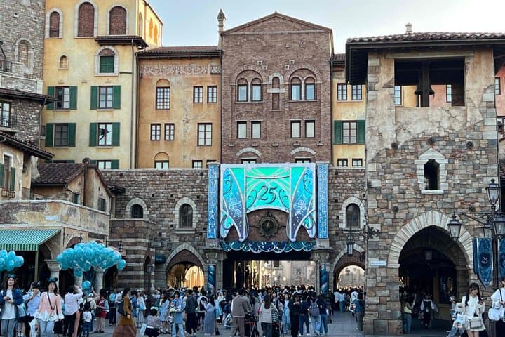 Tokyo Disneysea & Disneyland same-day 2-Park Ticket with Subway