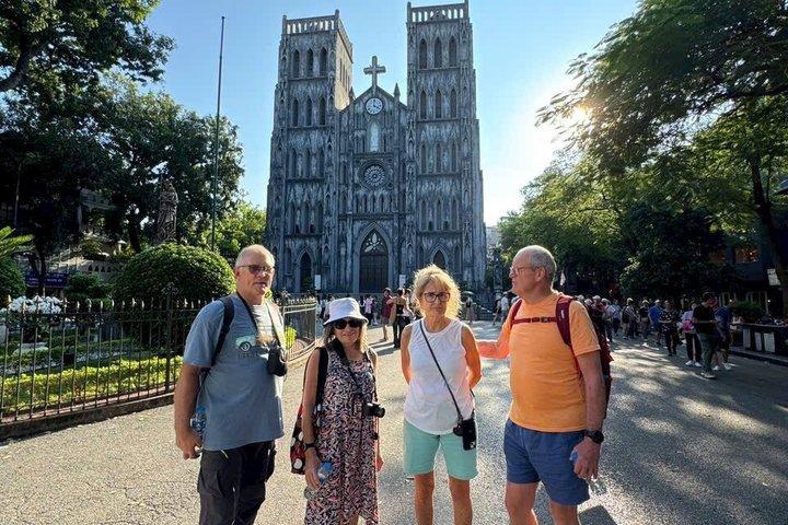 Tour a piedi di Hanoi con Train Street e 5 - Star Ha Long Bay Cruise