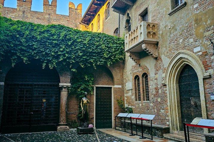 Juliet's House Cortile e balcone Esperienza Fast Track Ingresso