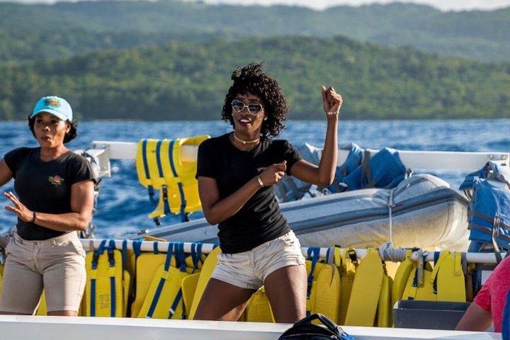 Bamboo Rafting Party Catamaran Ricks Café com transporte