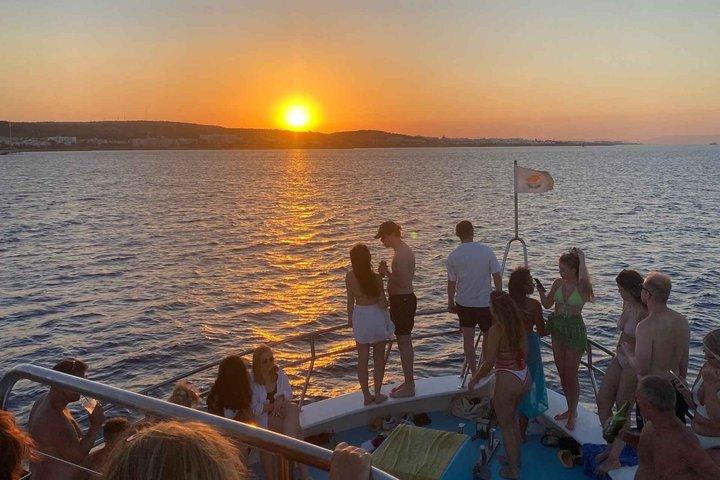 Marmaris Sunset Boat Trip mit Badestopps und unbegrenzten Getränken