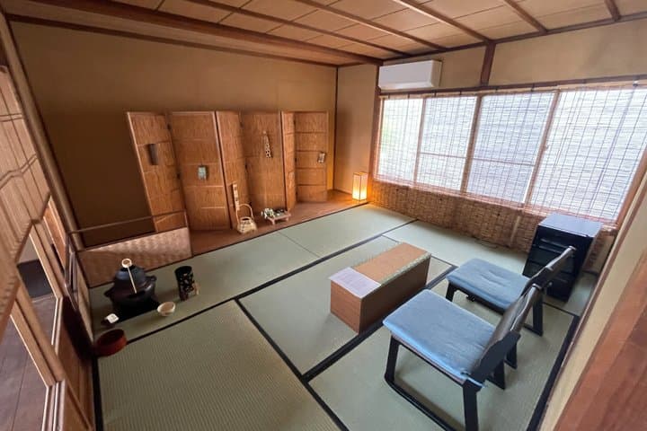Private Machiya Tea Room & Ikebana Experience near Fushimi Inari
