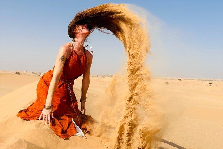 Abu Dhabi Desert Safari met Camel Ride BBQ Diner en Live Shows