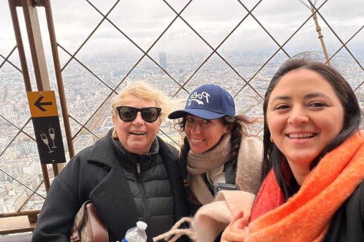 Eiffel Tower Tour in Spanish with Elevator and Top Optional