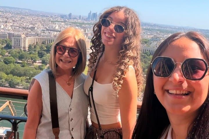 Eiffel Tower Tour in Spanish with Elevator and Top Optional