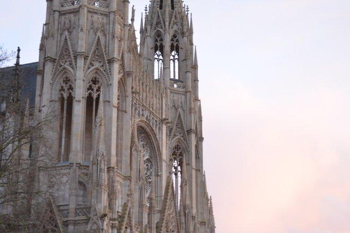 写真付きドローンでパリからエトルタとルーアンのプライベート日帰り旅行