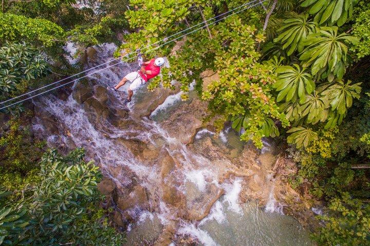 Dunns River Falls Climb Zipline and Catamaran Tour saindo de Kingston