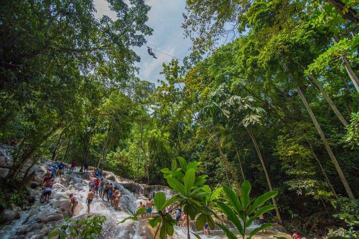 Dunns River Falls Climb Zipline and Catamaran Tour saindo de Kingston