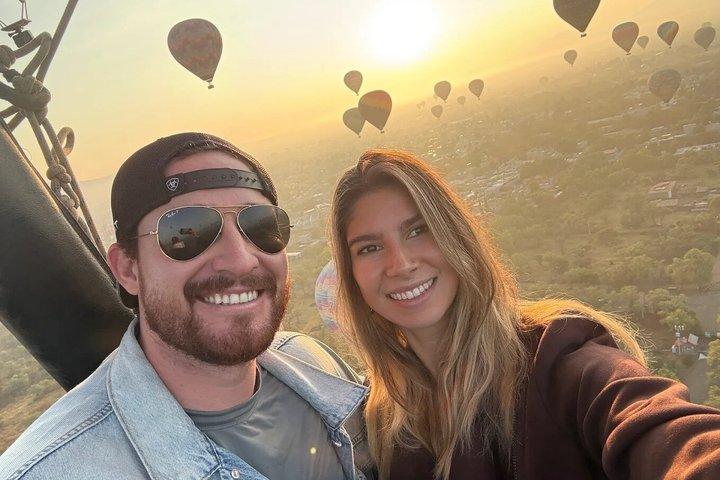 Hot air balloon over Teotihuacan