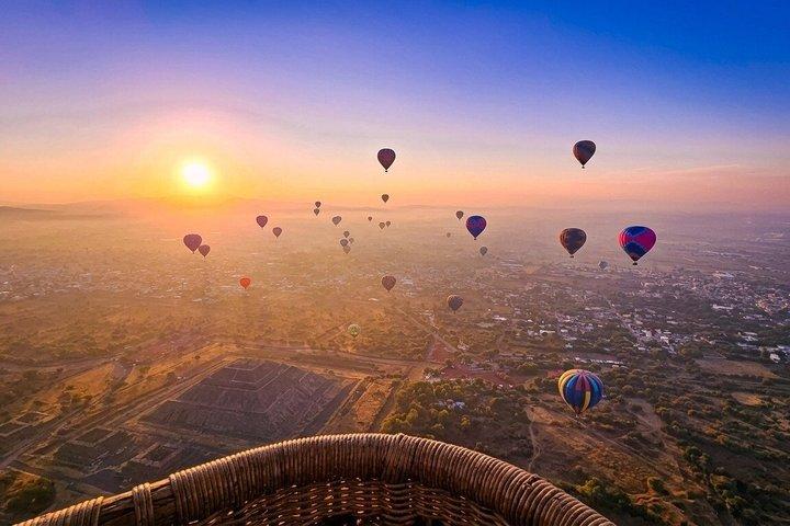 Hot air balloon over Teotihuacan