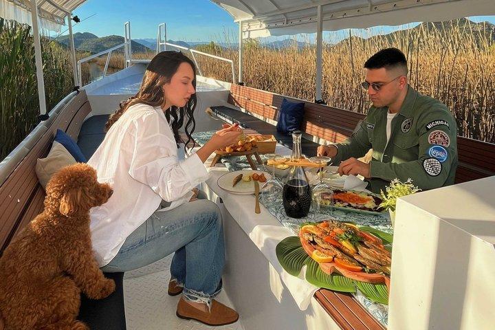 Traditionele Montenegrijnse Skadar Lake Wijn en Eten Cruise