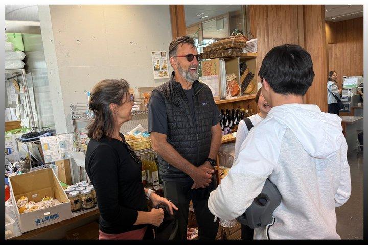 En skjult lokal tur i Toyama, mens man kigger på Tateyama-bjergkæden.
