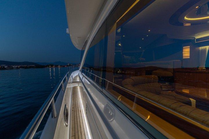 Luxury Yacht Sunset Cruise & Night Swim Experience (sem multidões)