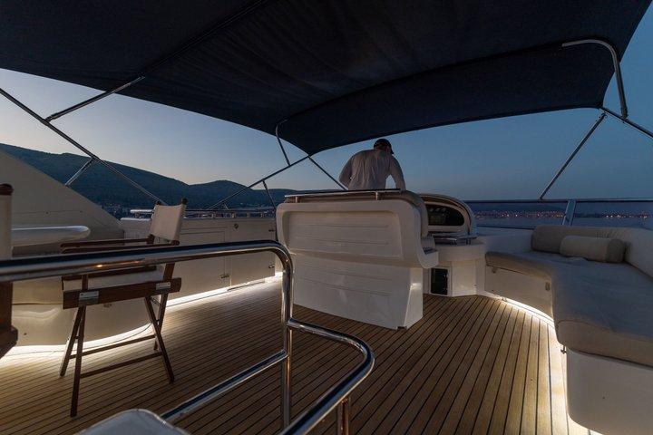 Luxury Yacht Sunset Cruise & Night Swim Experience (sem multidões)