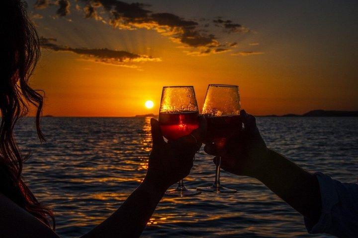 Luxury Yacht Sunset Cruise & Night Swim Experience (sem multidões)