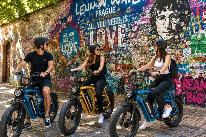 Gamla stan och slottet sida på helikopter E-BIKE (liten grupp)
