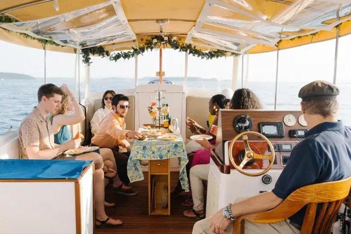 Crociera pubblica in barca al tramonto sul lago Champlain