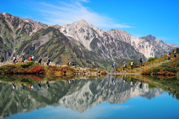 1 Tagestour Wanderung zum Happo-ike Pond und den heißen Quellen in Hakuba