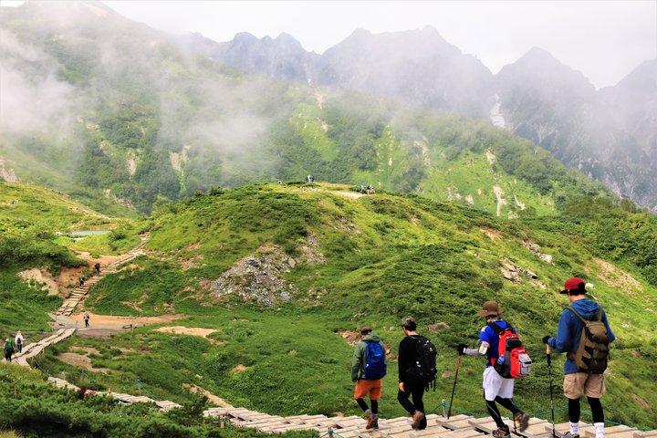 1 Tagestour Wanderung zum Happo-ike Pond und den heißen Quellen in Hakuba