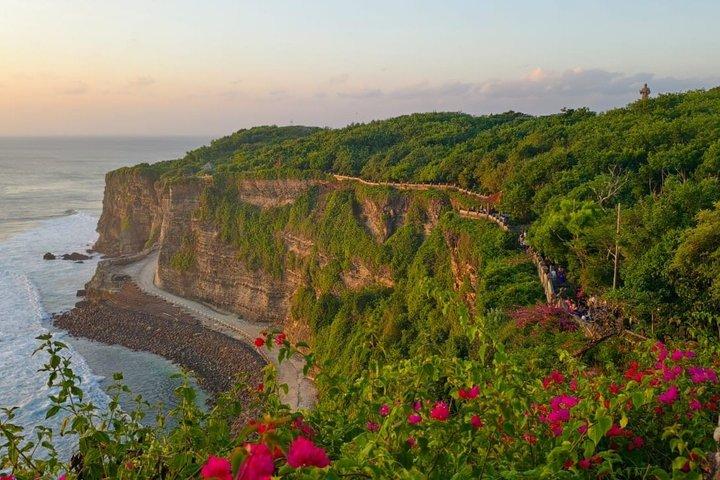 Uluwatu Sunset og den hellige Kecak ild dans