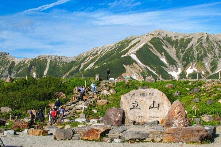 金沢・長野:立山黒部スノーウォール日帰りツアー