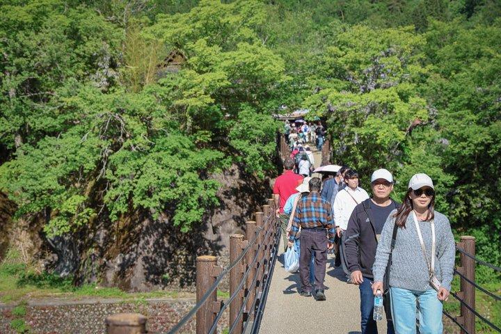 高山発ローカルガイド付き白川郷プライベート日帰り旅行