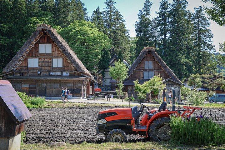 高山発ローカルガイド付き白川郷プライベート日帰り旅行