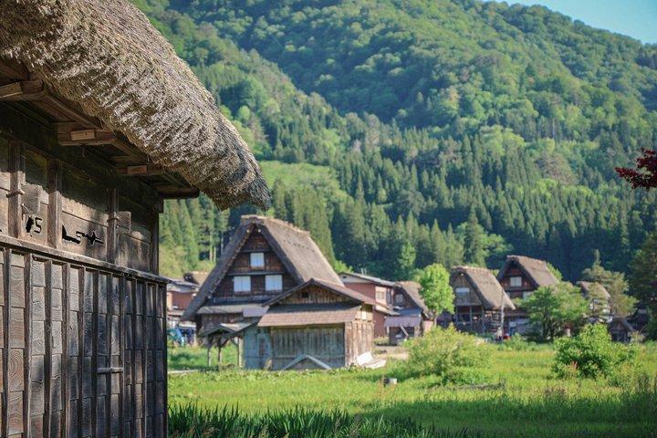 高山発ローカルガイド付き白川郷プライベート日帰り旅行