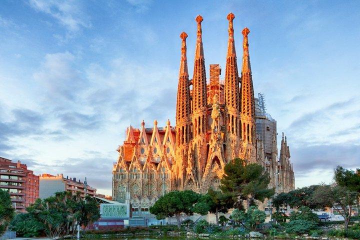 Private Complete Barcelona Walking Tour with Local Guide