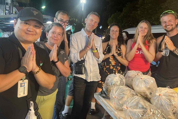 Chiang Mai Small-Group Night Market Food Tour med rød lastbil