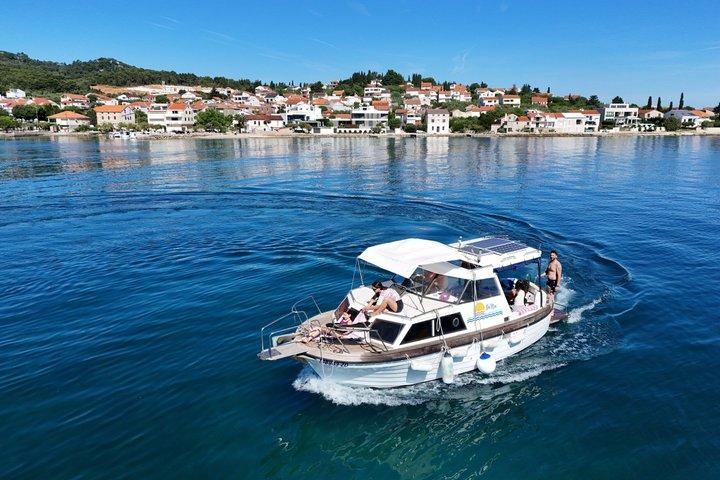 Båttur i Zadar: Dolda vikar och färsk dalmatisk måltid ombord