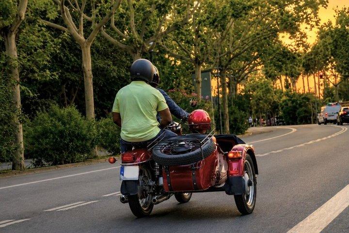 Nattur i Barcelona med sidevognsmotorcykel