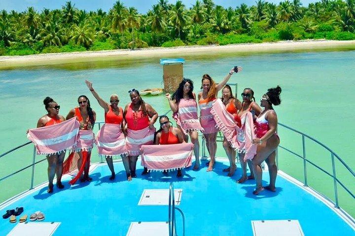 Party Boat à Punta Cana HipHop Music Open Bar et piscine naturelle