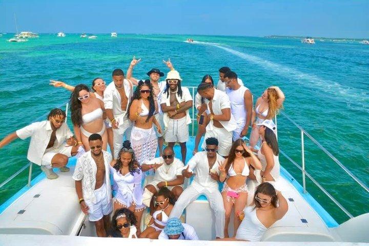 Party Boat à Punta Cana HipHop Music Open Bar et piscine naturelle