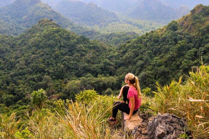 1 dag Cat Ba Tour Jungle Trekking en Viet Hai Village Fietsen