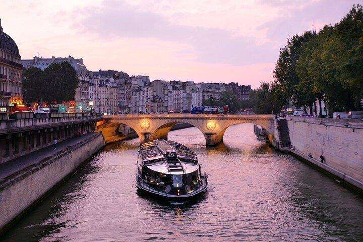Hoteller i nærheden af Paris Private Tour Eiffel Tower Lunch Seine Cruise and Notre Dame