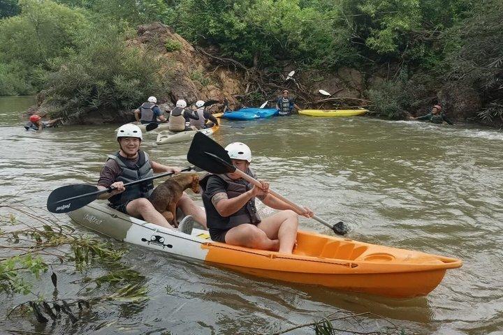 Kanchanaburi 9 km Excursão de Kayaking no Rio Kwai Noi