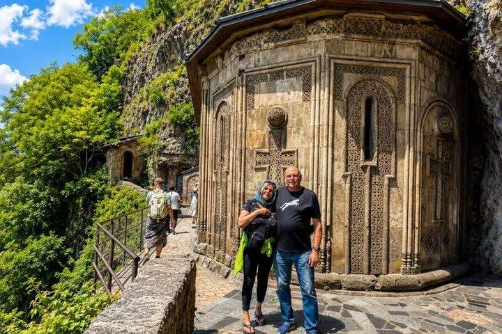 Excursión al pilar de Chiatura Katskhi y al monasterio de Mgvimevi desde Kutaisi