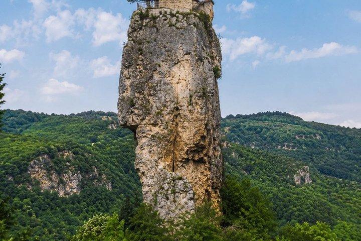 Excursión al pilar de Chiatura Katskhi y al monasterio de Mgvimevi desde Kutaisi
