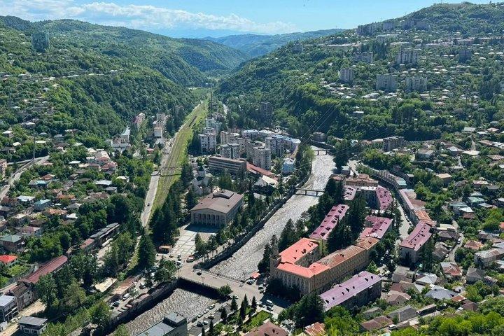 Excursión al pilar de Chiatura Katskhi y al monasterio de Mgvimevi desde Kutaisi